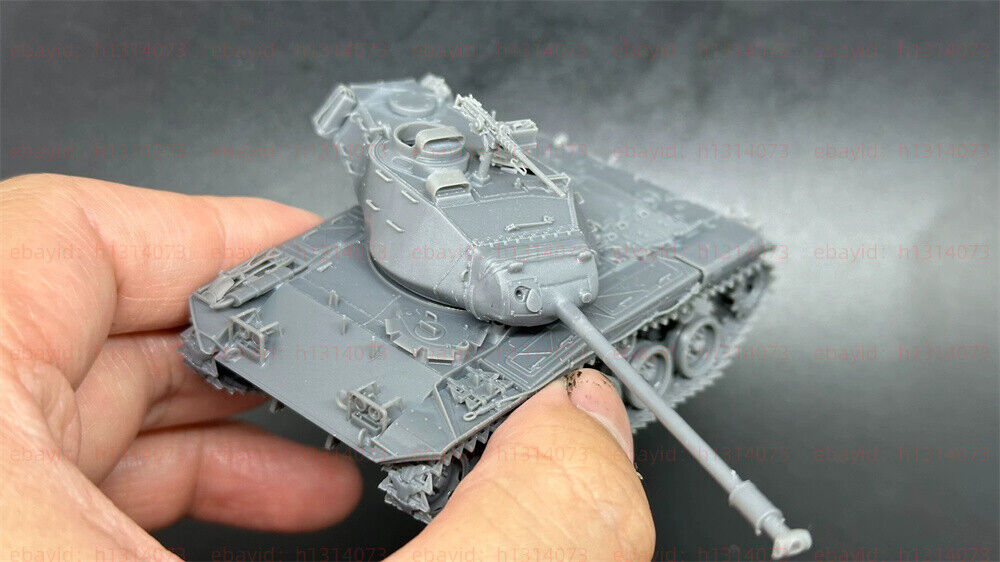 1/72 M41 Walker Bulldog Light Tank with Three Infantry Figures Unpainted Kit