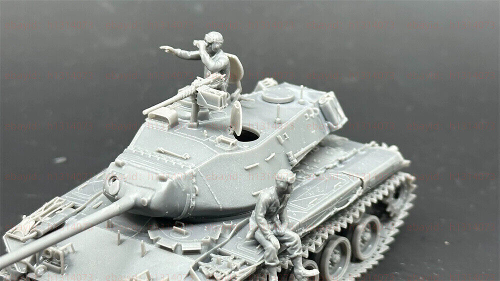 1/72 M41 Walker Bulldog Light Tank with Three Infantry Figures Unpainted Kit