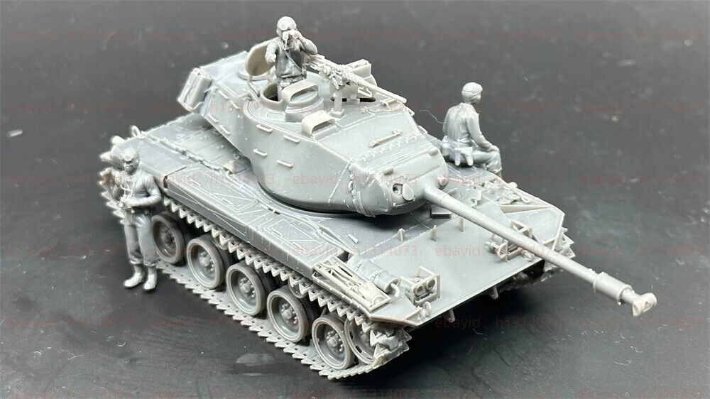 1/72 M41 Walker Bulldog Light Tank with Three Infantry Figures Unpainted Kit