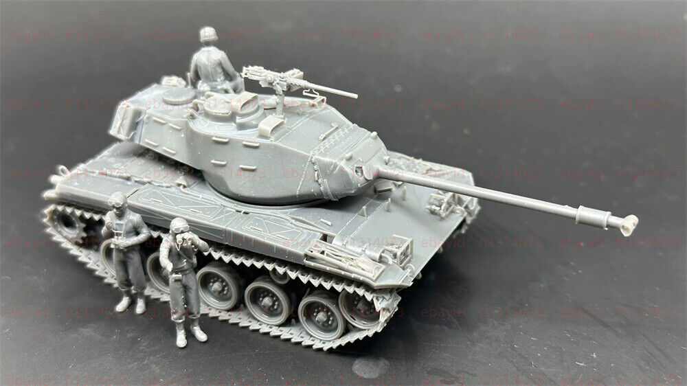 1/72 M41 Walker Bulldog Light Tank with Three Infantry Figures Unpainted Kit